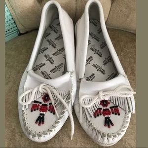 Vintage Minnetonka White Beaded Moccasins